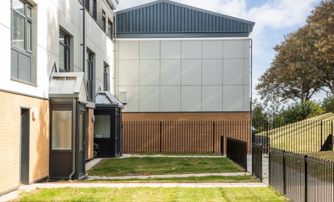 Thorn Close 16 Large